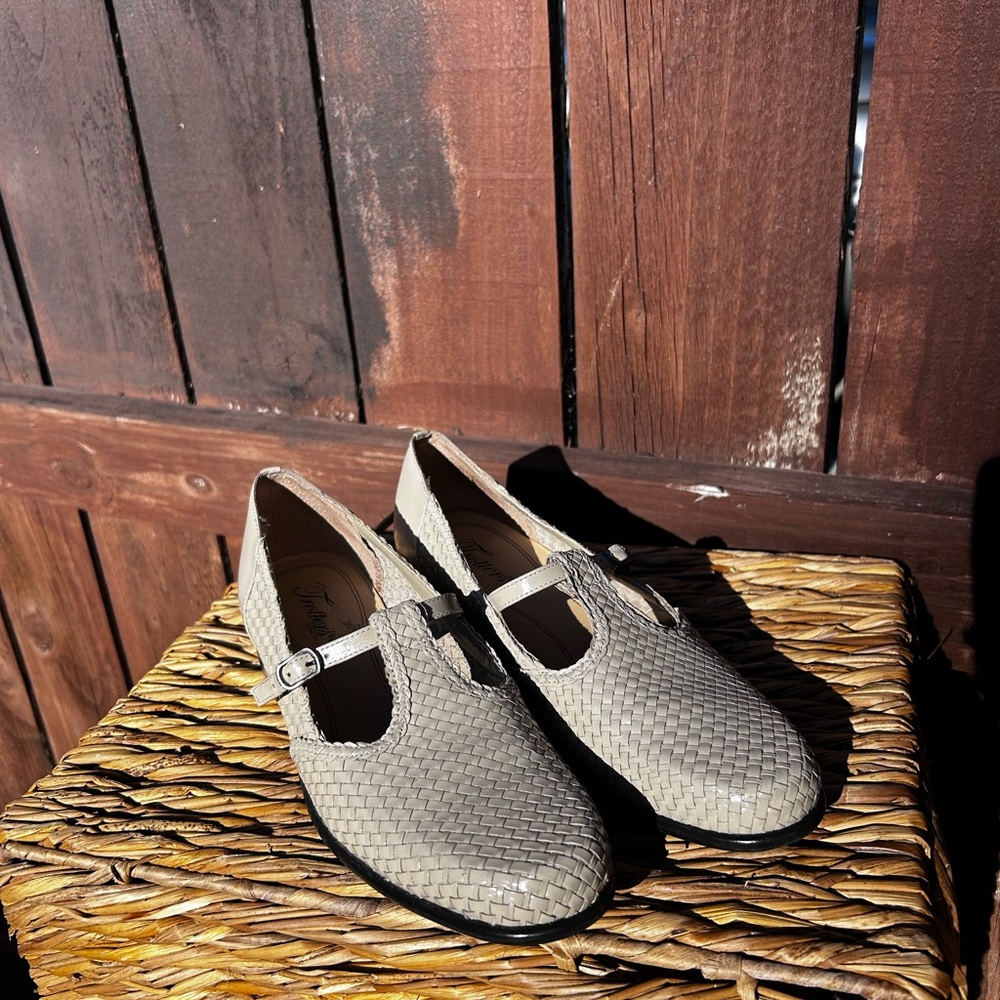 Trotters Gray Woven Flats